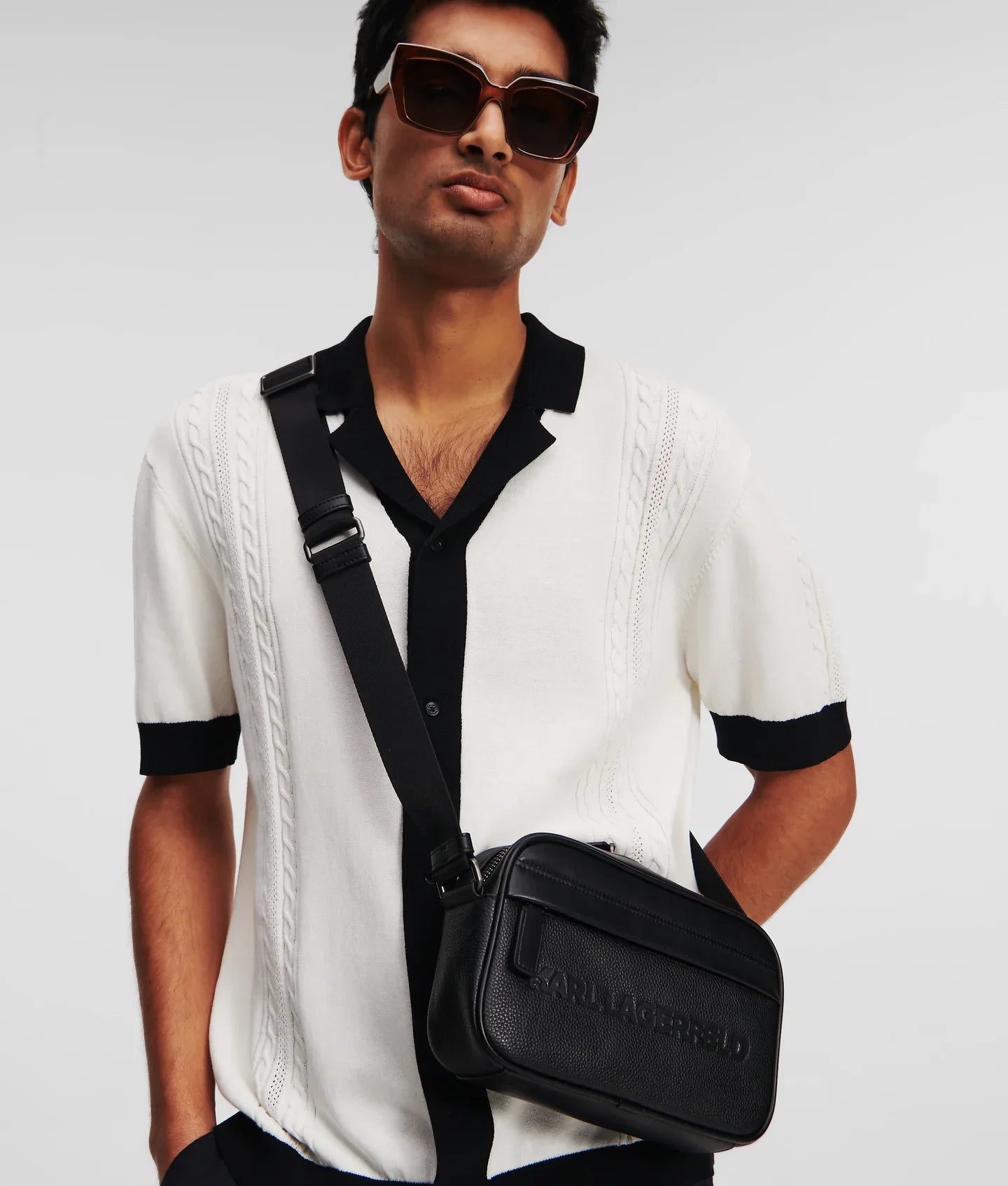 KARL K/ESSENTIAL LEATHER CROSSBODY BAG